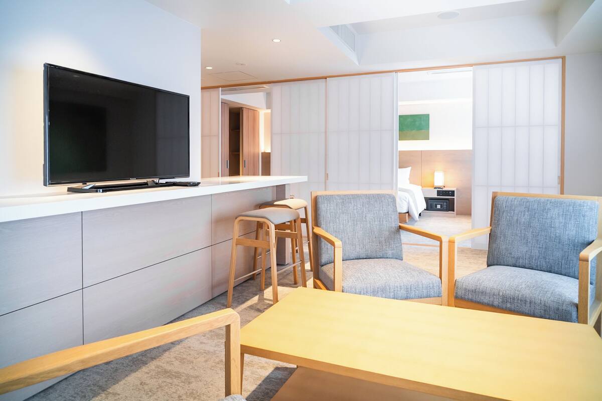 Luxury Suite | In-room safe, cribs (free), WiFi (free), bed sheets