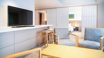 Luxury Suite | In-room safe, free WiFi, bed sheets