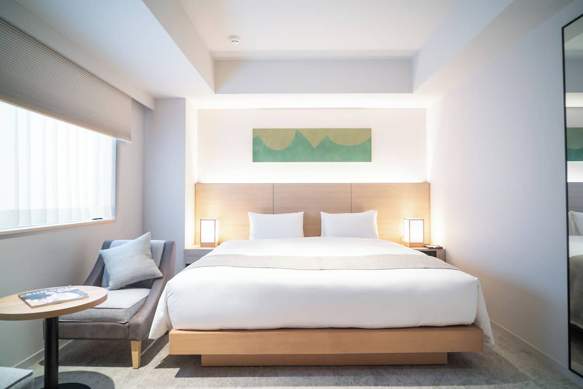 In-room safe, cribs (free), WiFi (free), bed sheets