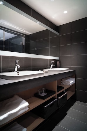 Family Studio Suite | Bathroom | Shower, rainfall showerhead, free toiletries, hair dryer