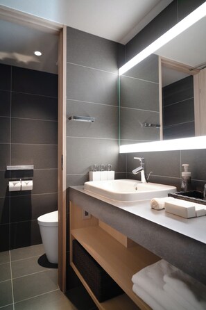 Phòng đôi hoặc 2 giường đơn Deluxe, quang cảnh thành phố | Phòng tắm | Buồng tắm vòi sen, vòi sen phun mưa, đồ dùng nhà tắm miễn phí 
