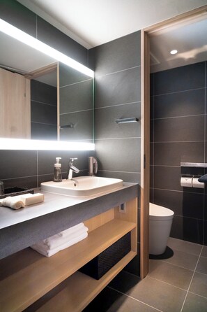 Chambre Double Deluxe | Salle de bain | Douche, douche à « effet pluie », articles de toilette gratuits