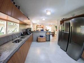 Vil·la | Cuina privada | Una taula de menjador 