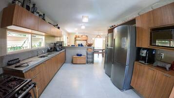 ヴィラ | 専用キッチン | ダイニングテーブル