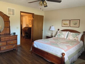 4 habitaciones, tabla de planchar con plancha, wifi y ropa de cama