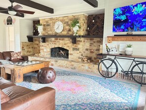 Smart TV, chimenea, videojuegos y libros 