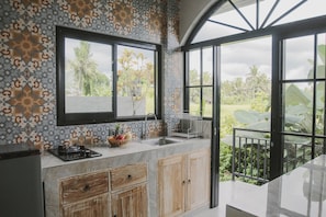 Appartement, vue jardin | Cuisine privée | Plaque de cuisson, batterie de cuisine, vaisselle et ustensiles