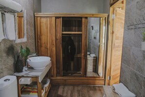 Bungalow | Bathroom | Separate bathtub and shower, bidet, towels, soap - SUNSET VILLAS AND BUNGALOWS (Ubud)