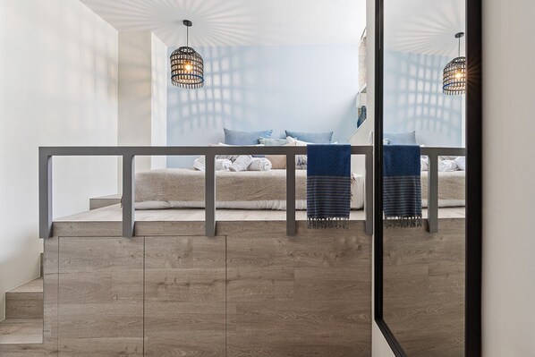 1 slaapkamer, een bureau, een strijkplank/strijkijzer, internet