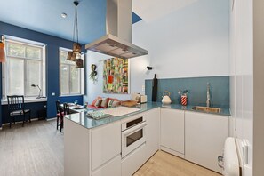 Een koelkast, een microgolfoven, een oven, een vaatwasser