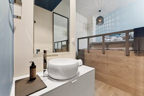 Een douche, een haardroger, handdoeken, zeep