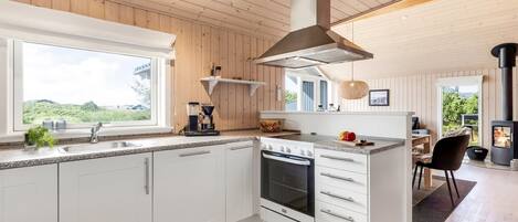 Fridge, microwave, dishwasher, cookware/dishes/utensils