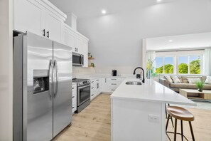 Microonde, forno, piano cottura, lavastoviglie