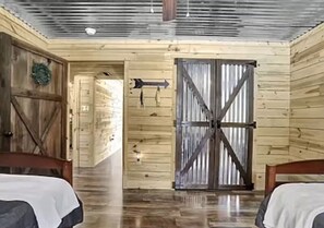 3 habitaciones, escritorio y tabla de planchar con plancha