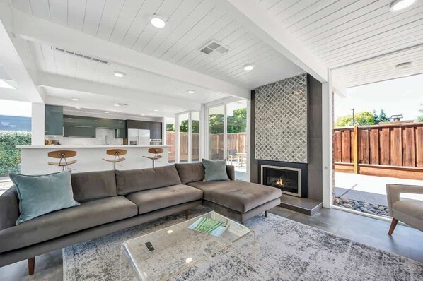 Televisión, chimenea y oficina 