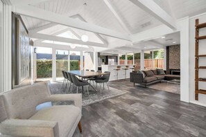 Televisión, chimenea y oficina 