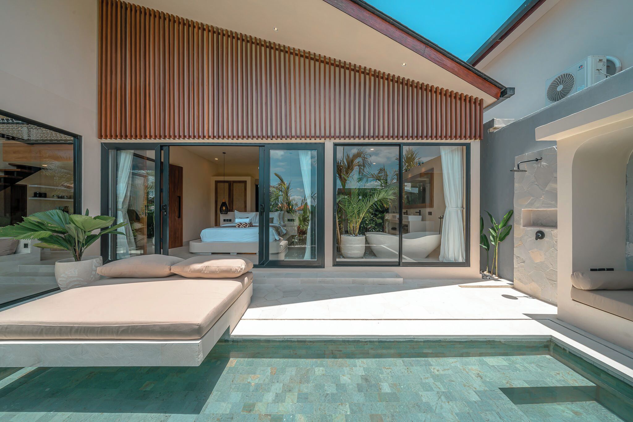 Coffres-forts dans les chambres, fer et planche à repasser