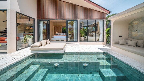 Uma casa moderna com piscina, janelas amplas e um jardim bem cuidado.