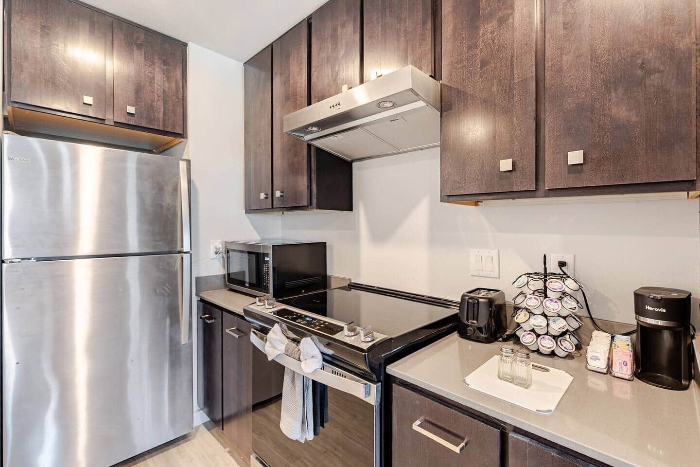 Frigorífico, microondas, horno y placa de cocina