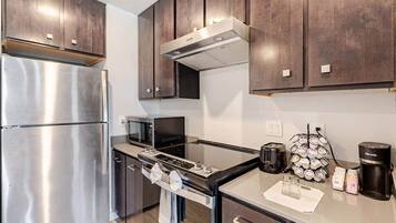 Frigorífico, microondas, horno y placa de cocina