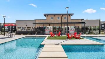 Una piscina al aire libre
