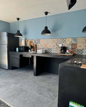 ثلاجة، ميكروويف، موقد طهي مسطح، ماكينة لصنع القهوة/الشاي