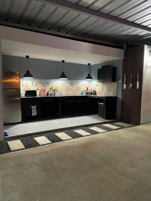 ثلاجة، ميكروويف، موقد طهي مسطح، ماكينة لصنع القهوة/الشاي