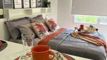 Silitysrauta/-lauta, Wi-Fi, vuodevaatteet