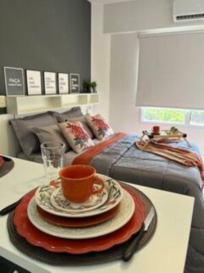 Silitysrauta/-lauta, Wi-Fi, vuodevaatteet