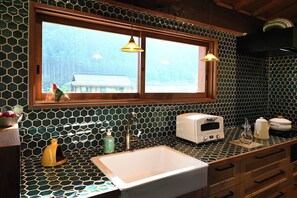 Geladeira, micro-ondas, cooktop, talheres/pratos/utensílios de cozinha