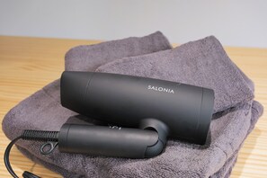 Sèche-cheveux, serviettes fournies