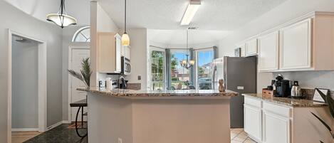 Mikrovågsugn, ugn, spishäll och diskmaskin