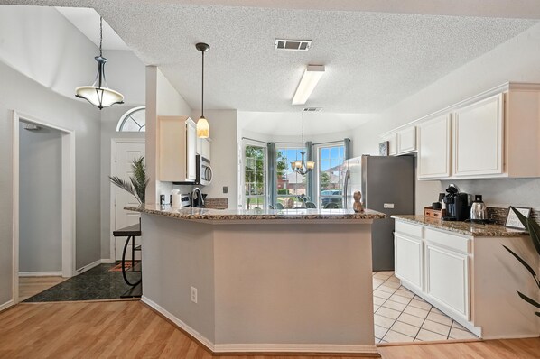 Mikrowelle, Ofen, Herdplatte, Geschirrspüler