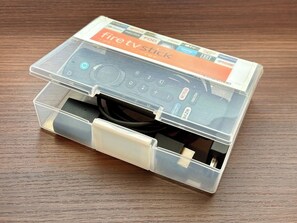 Een doorzichtige plastic verpakking met een etiket waarop 'fire tv stick' staat en verschillende logo's van dienstverleners.