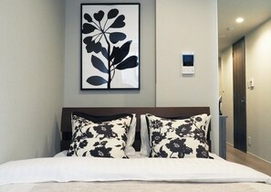 1 bedroom, desk, internet, bed sheets