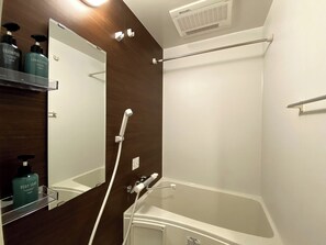 Een haardroger, handdoeken