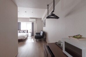 1 bedroom, desk, Internet, bed sheets