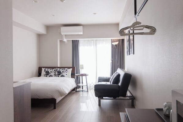 1 bedroom, desk, Internet, bed sheets