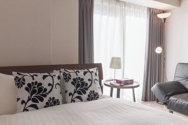 1 غرفة نوم ومكتب وخدمة الإنترنت وملاءات أسرّة