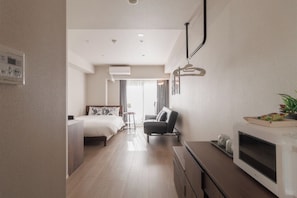 1 quarto, escrivaninha, acesso à internet, roupa de cama