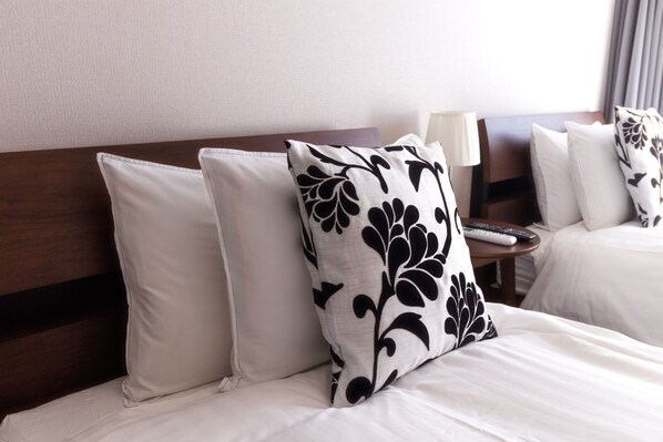 1 bedroom, desk, Internet, bed sheets