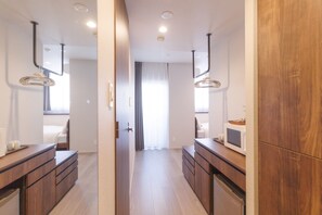 1 多间卧室、办公桌、上网接入、床单