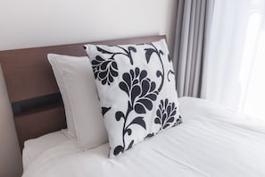 1 bedroom, desk, Internet, bed sheets