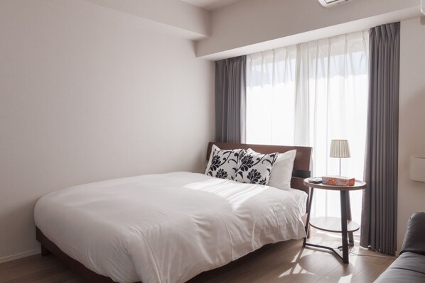 1 bedroom, desk, Internet, bed sheets