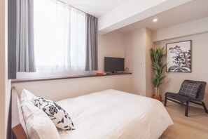 2 bedrooms, desk, Internet, bed sheets