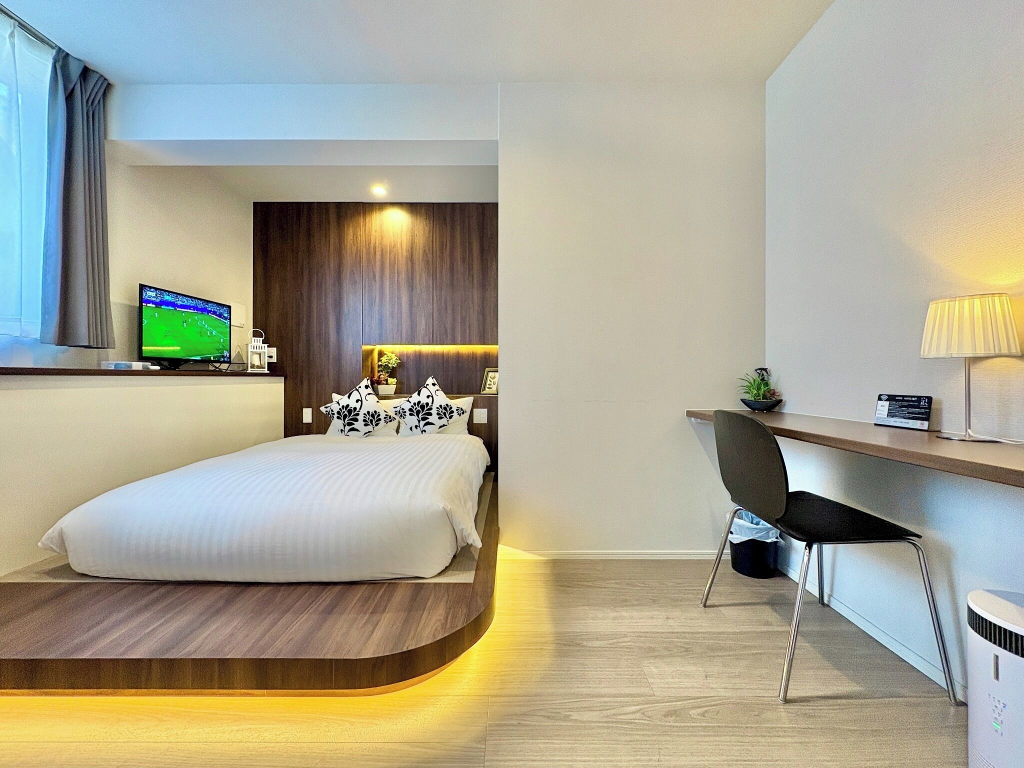 2 bedrooms, desk, internet, bed sheets