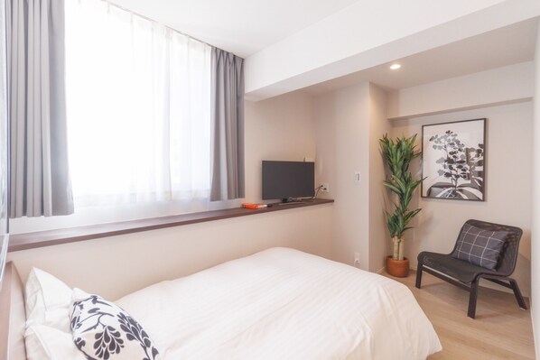 1 bedroom, desk, Internet, bed sheets