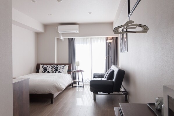 1 bedroom, desk, Internet, bed sheets
