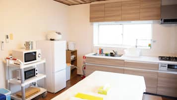 Fridge, microwave, stovetop, cookware/dishes/utensils