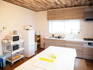 Refrigerador, microondas, parrilla de estufa y utensilios de cocina